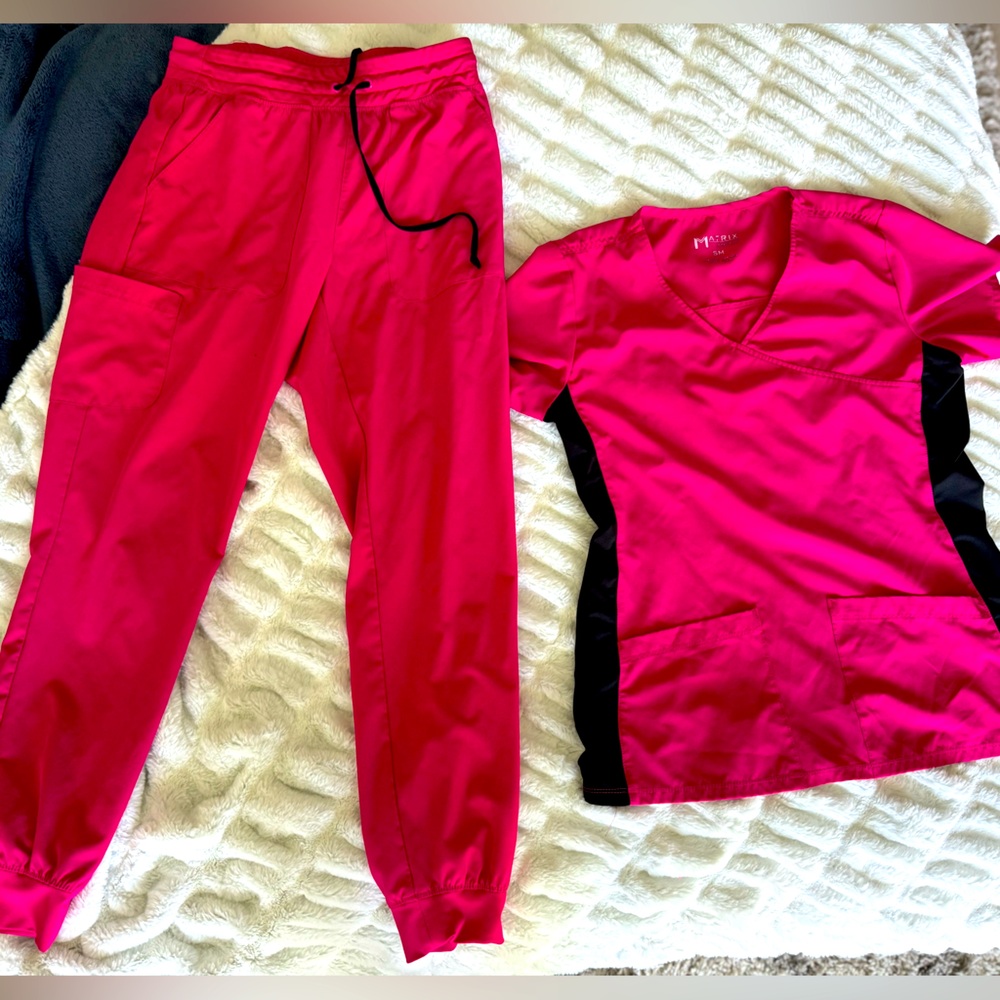 Pink Maevn jogger scrub set size small